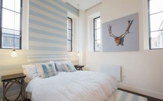 简单小卧室床头壁纸背景墙装修效果图