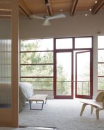 现代简约卧室木门框装修效果图片2023