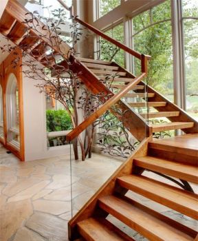 复式实木楼梯玻璃扶手效果图