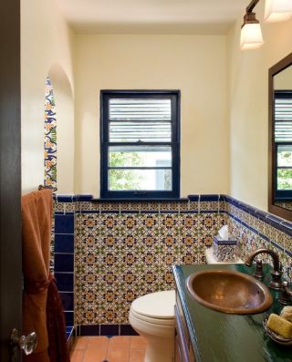 超小浴室花纹瓷砖装修图片