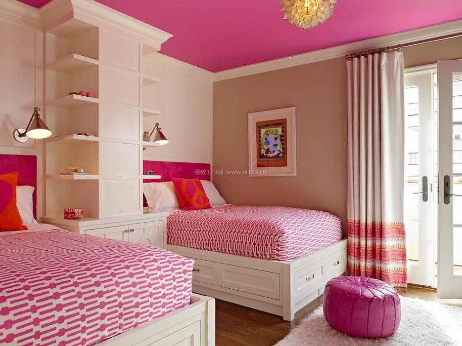 粉红色卧室墙上置物架图片