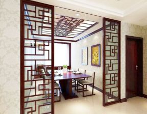 新中式进门餐厅镂空雕花隔断图片