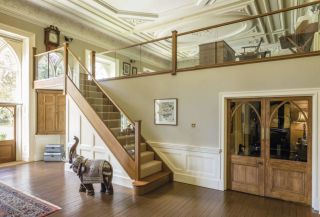 美式风格别墅实木楼梯简装图片