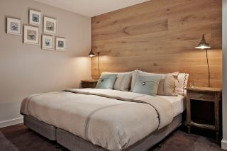卧室床头木背景墙壁灯图片