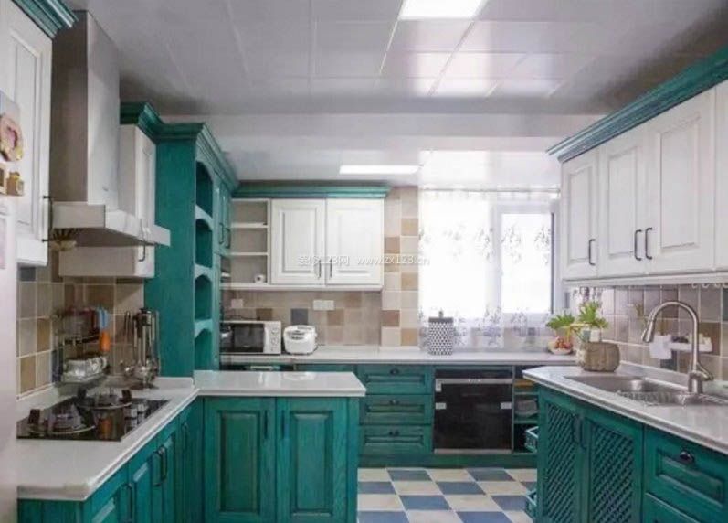 厨房入墙式整体橱柜颜色搭配效果图
