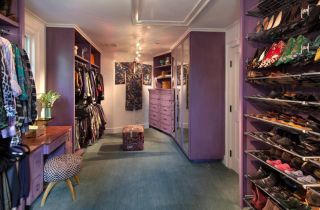 卧室里的步入式衣柜紫色装修图