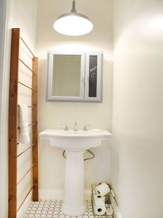 家庭浴室毛巾架实木设计图片
