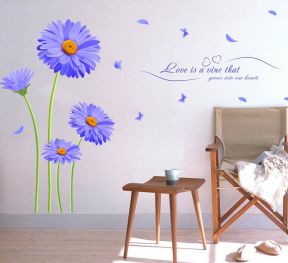 小户型客厅墙布上有菊花图案效果欣赏