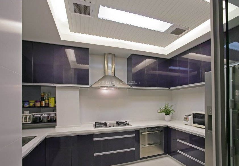 u型无窗厨房紫色装修效果图片