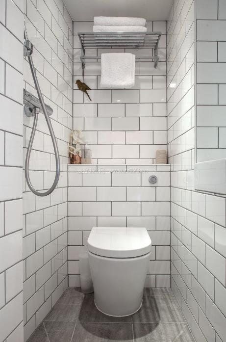 2023单身汉公寓卫生间白色瓷砖装修图