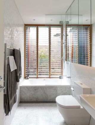 2023单身汉公寓卫生间浴缸装修图