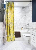 2023浴室窗帘黄色效果图片