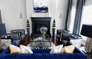 2023挑高客厅蓝色窗帘装修效果图片