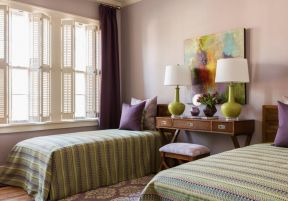 2023双人卧室紫色窗帘家装设计欣赏
