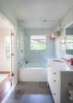 2023小户型浴室简单玻璃门效果图