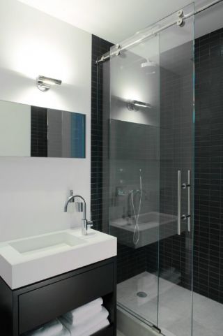 2023小户型黑白浴室玻璃门效果图