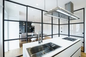 小户型开放式厨房玻璃隔断墙装修效果图2023