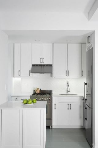 2023清新明亮简洁厨房现代装修图