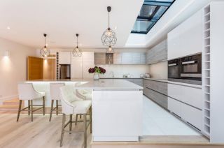2023白色欧式大厨房橱柜简约装修图片