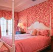 卧室粉红色花纹壁纸装修图