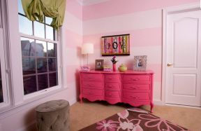 女生房间粉红色家具摆放装修图