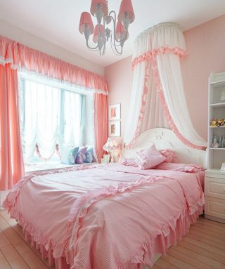 粉红色卧室飘窗帘装修图