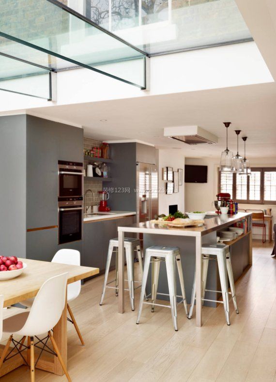 2023现代室内开放式厨房木地板