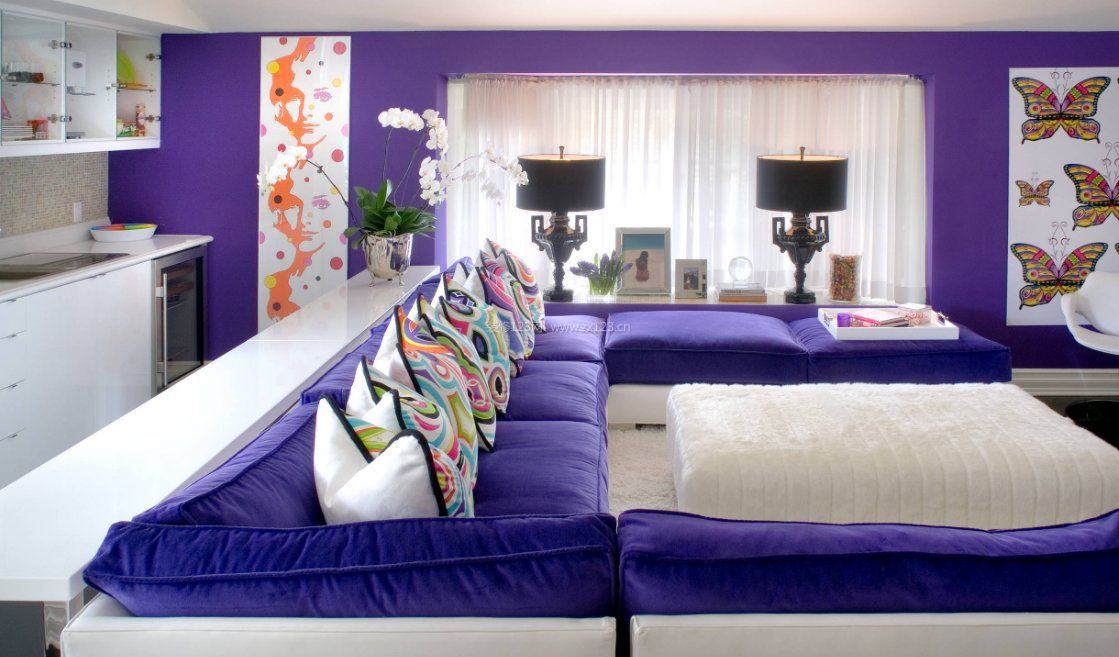 紫色沙发配蓝色垫子图片