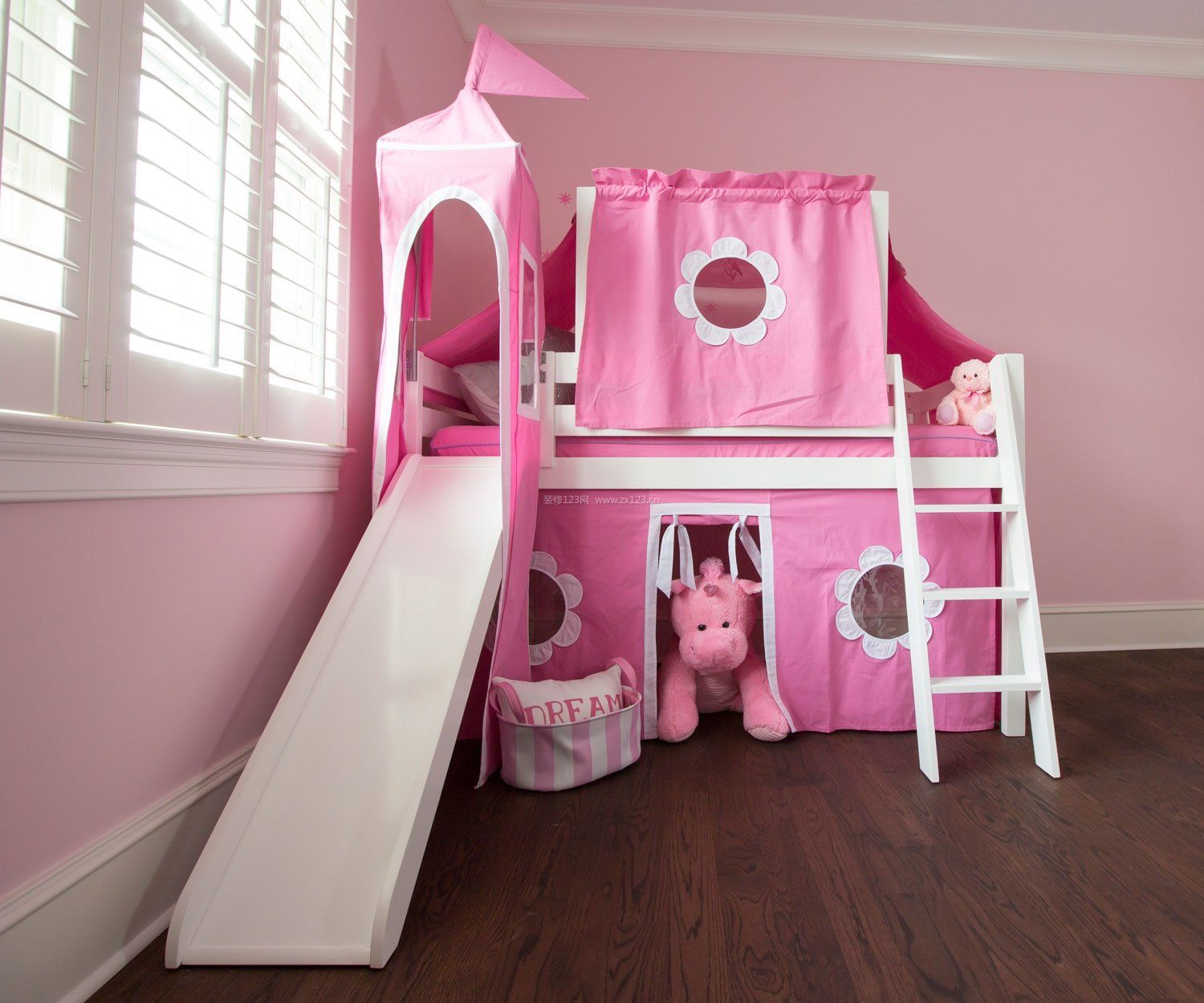 儿童卧室粉色高低床滑梯图片