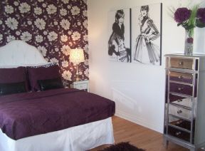 卧室床头紫色系花纹壁纸图片