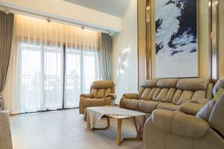 2023现代跃层客厅真皮沙发装修效果图片