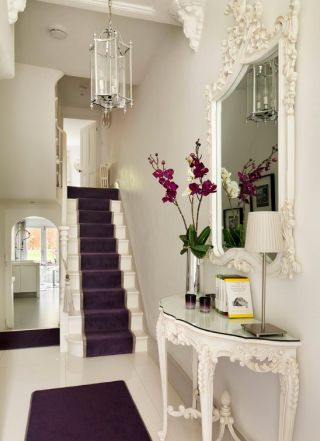 别墅楼梯间紫色系地毯图片