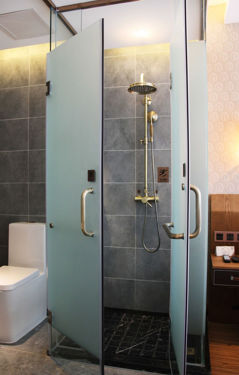 2021商务酒店玻璃淋浴房设计装修效果图片