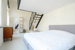 白领公寓卧室床的简单设计
