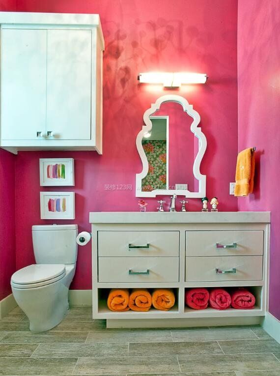 紧凑型卫生间墙面粉色设计