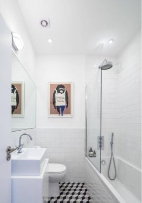 紧凑型卫生间背景白色瓷砖设计