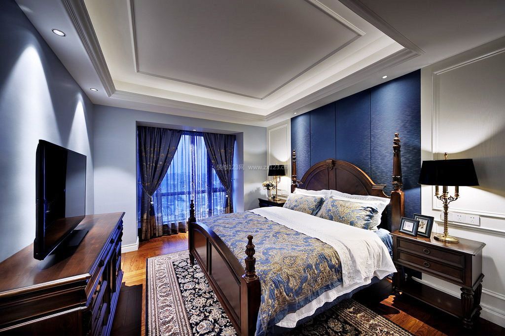 300平米房子美式卧室实木床设计