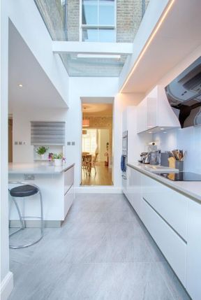 现代白色厨房玻璃房顶图片
