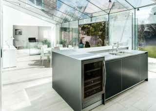 极简白色厨房玻璃房顶设计图片欣赏
