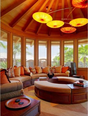 东南亚风格室内客厅半圆形沙发装饰摆放图