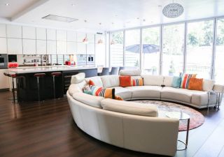 开放式家装客厅半圆形沙发白色装潢设计