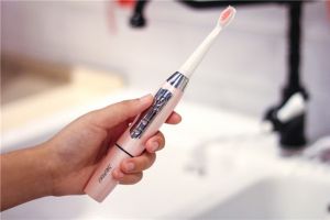 装金属牙的可以用电动牙刷吗