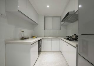 精装公寓白色U型厨房图片