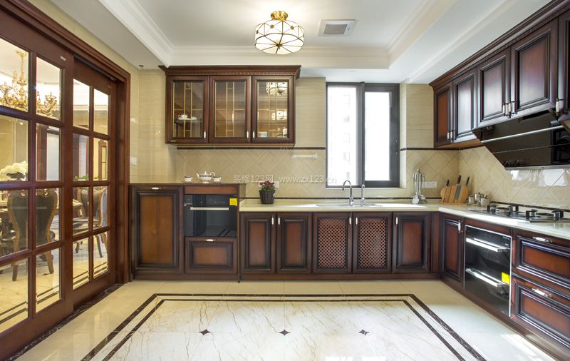 欧式古典厨房实木橱柜装修效果图