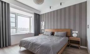 2023简单现代卧室竖条壁纸装修效果图