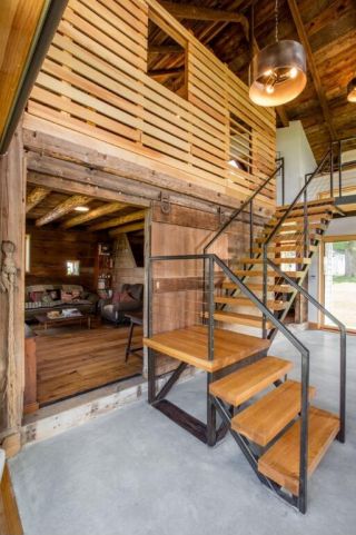 北美木屋室内楼梯设计图片