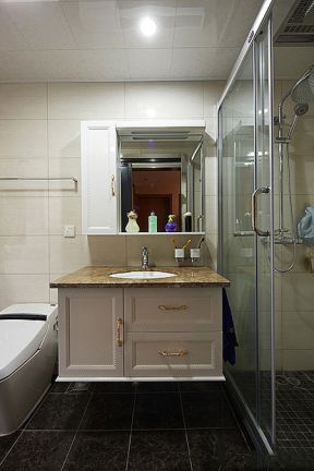 新古典卫生间装修效果图 浴室玻璃隔断效果图