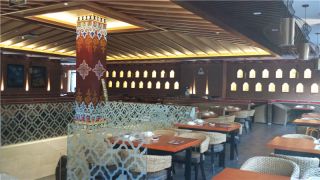 2023东南亚餐厅玻璃隔断装修效果图片