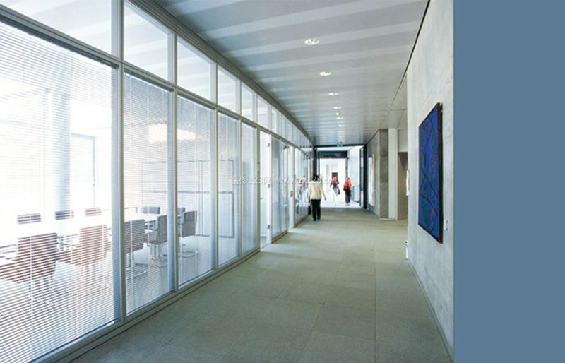 现代风格办公室玻璃墙隔断装修效果图片