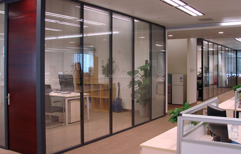 2023大型办公室玻璃隔断装修效果图